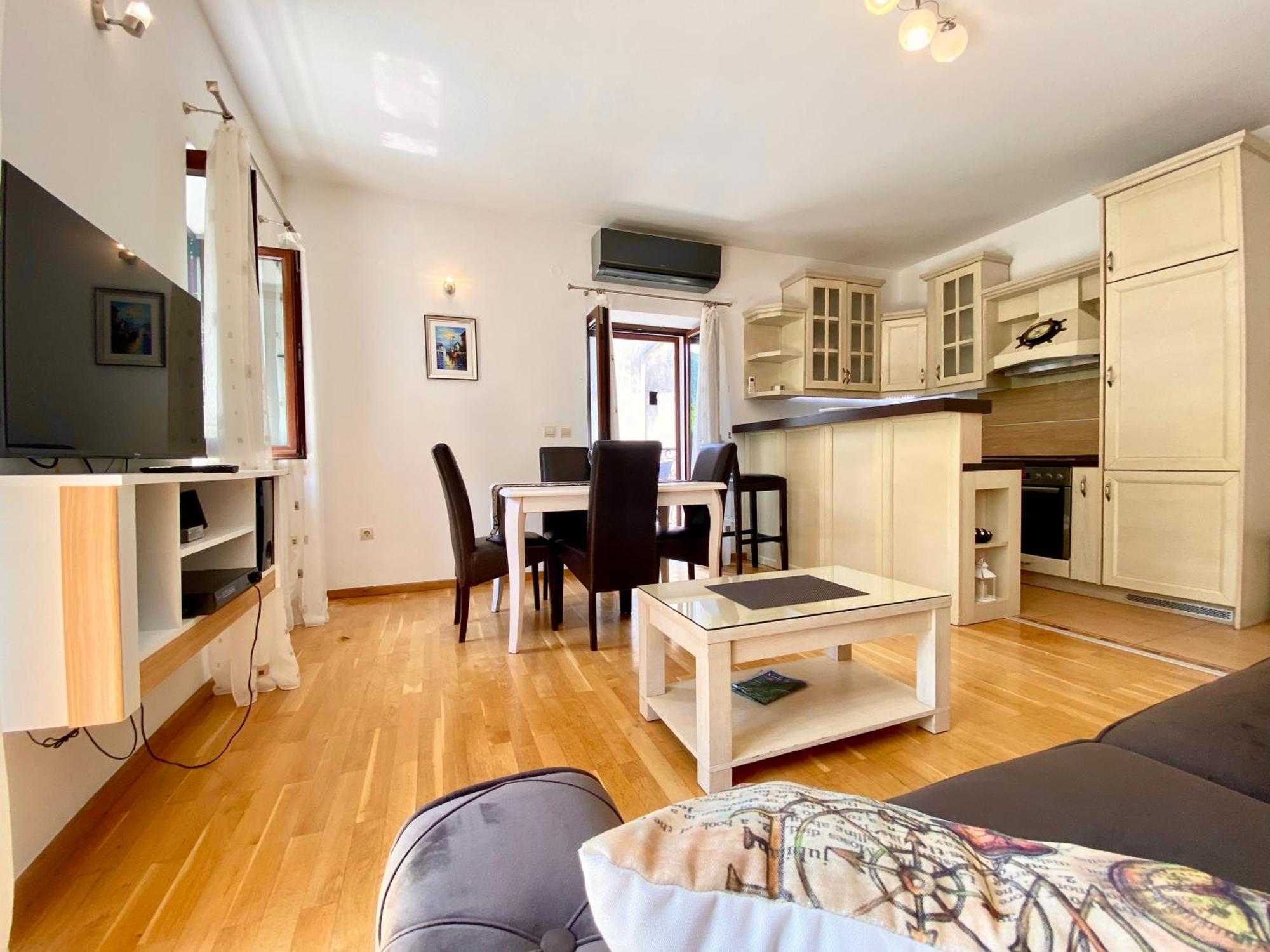 Fiumera Kotor Apartment Luaran gambar