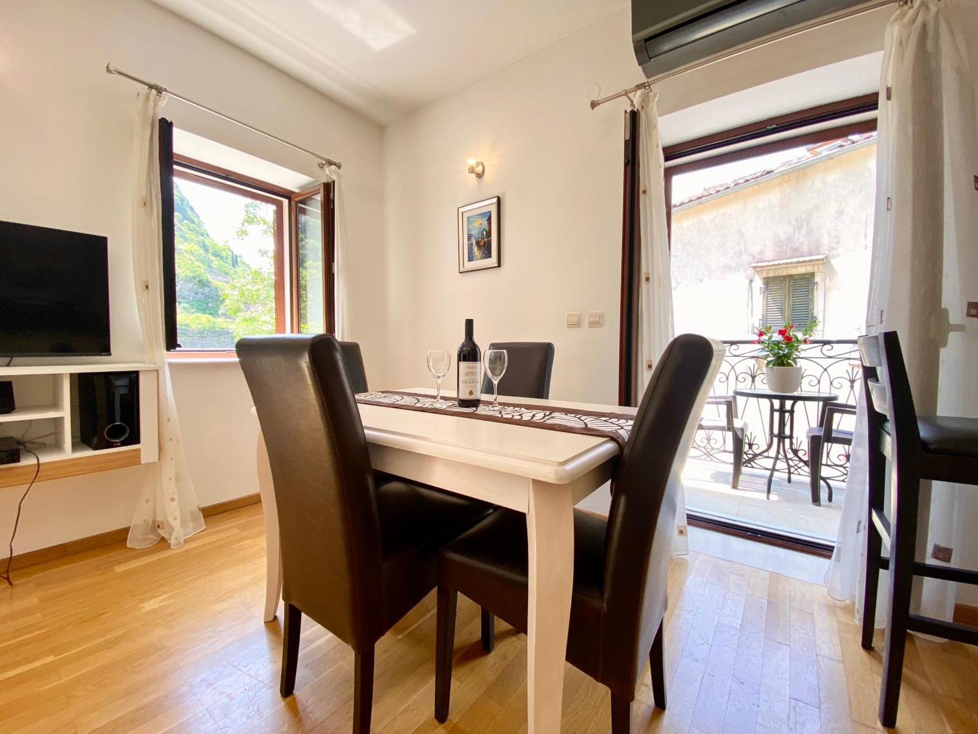 Fiumera Kotor Apartment Luaran gambar