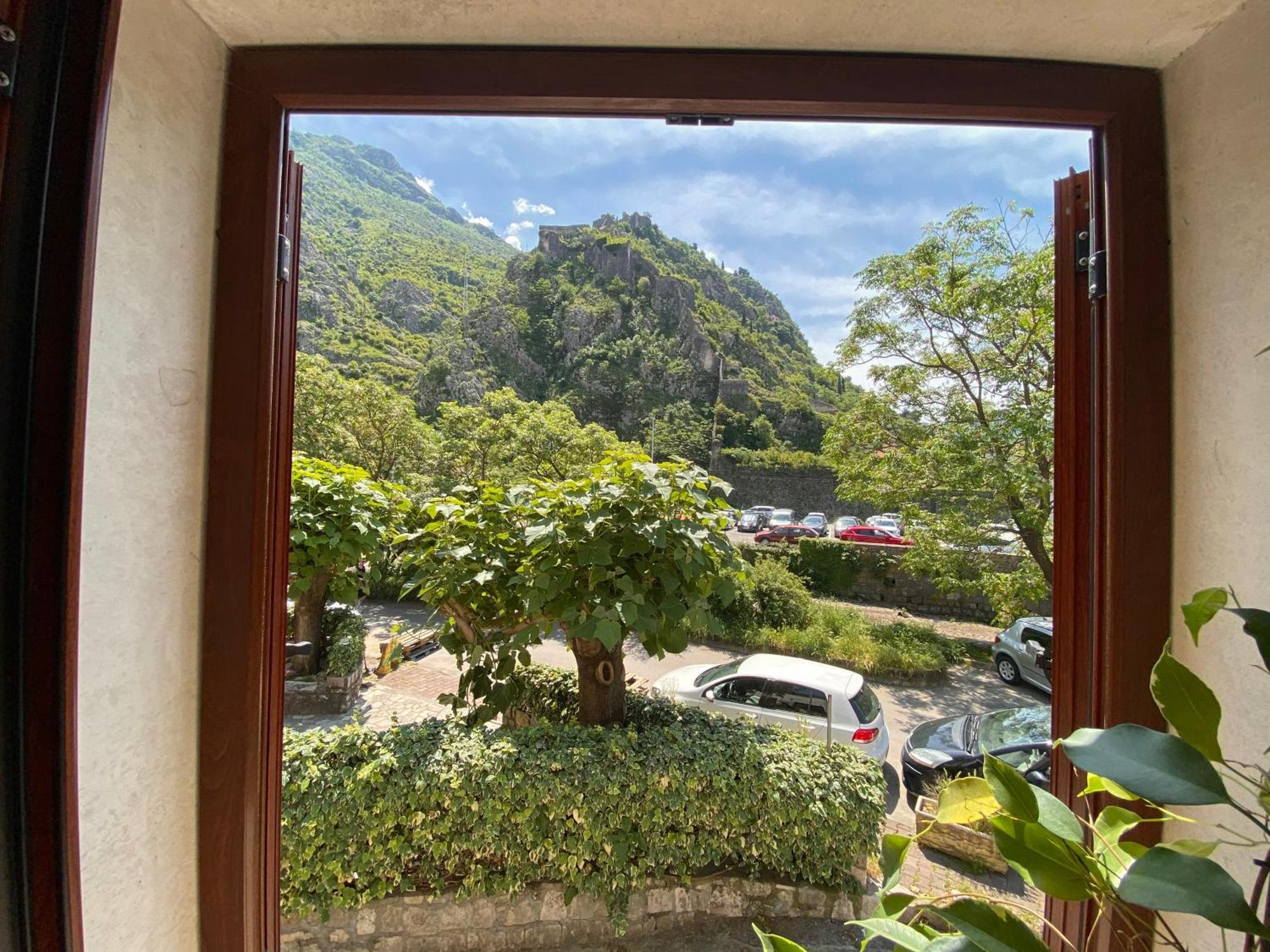 Fiumera Kotor Apartment Luaran gambar